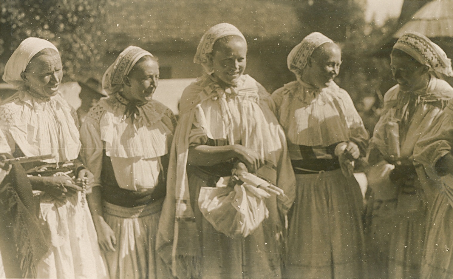 Ženy z Valašskej Belej, séria pohľadníc Z púti vo Frivalde (Trenčianska župa)