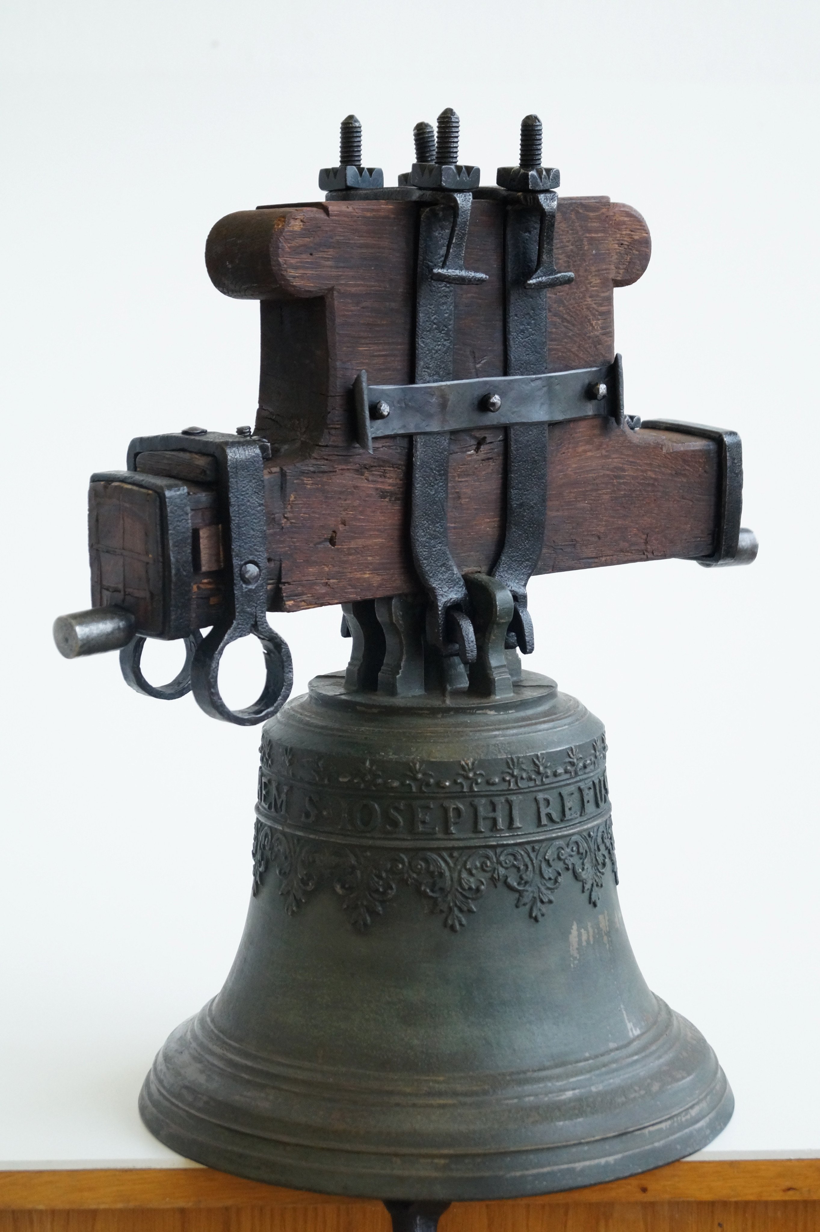 V drevenej zrubovej zvonici vo Vyšehradnom (miestna časť Nitrianskeho Pravna) visí zvon zasvätený v roku 1828 Sv. Jozefovi