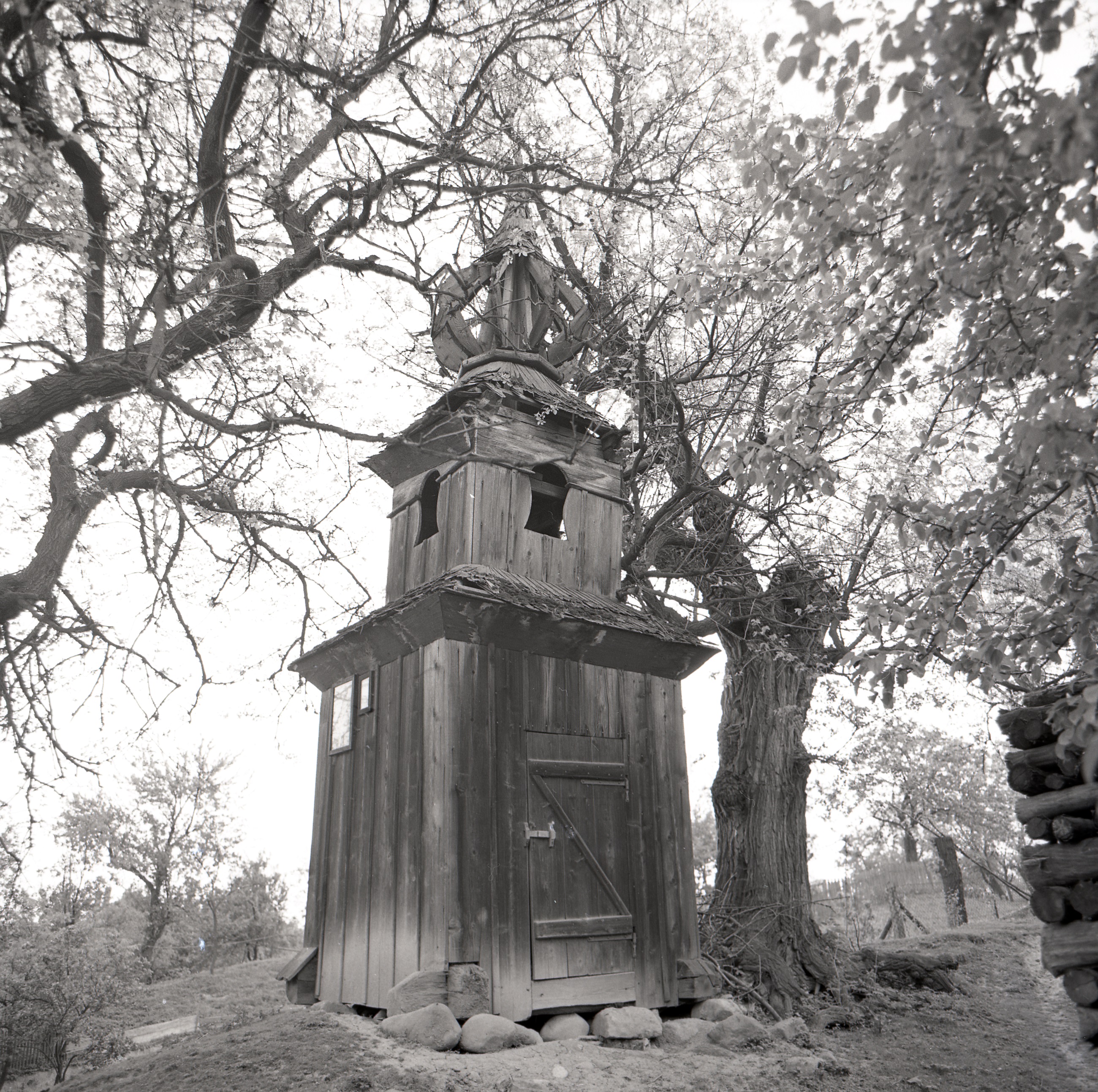 Drevená zvonica s cibuľovou vežou, Veľká Čausa, 1967