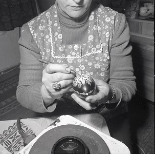 Mária Ďurdinová pri práci, 1975 (Hornonitrianske múzeum v Prievidzi, Dokumentačný fond, Negatívy-terén)