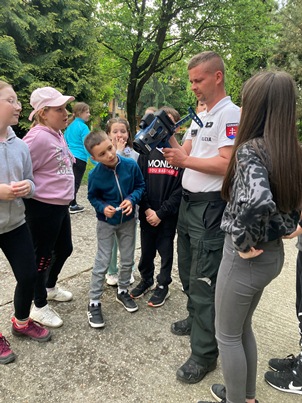 ... merajú pri Hornonitrianskom múzeu v Prievidzi...