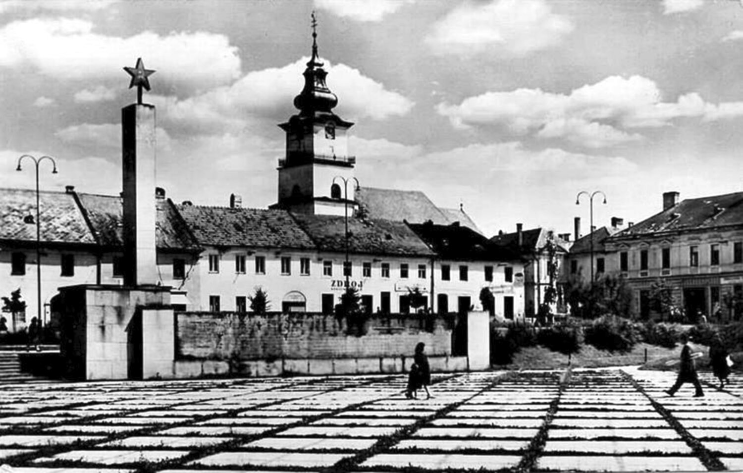 Hrubá stavba pomníka bez reliéfu a sochy