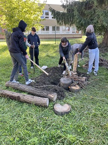 Vytváranie chrobákovníka so študentami SOŠ Nováky (3.10.2025)