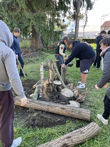 Vytváranie chrobákovníka so študentami SOŠ Nováky (3.10.2025)