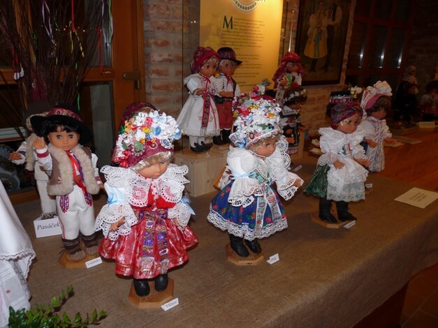 Bábiky v tadičnom odeve sú súčasťou expozície mikroregiónu Buchlov
